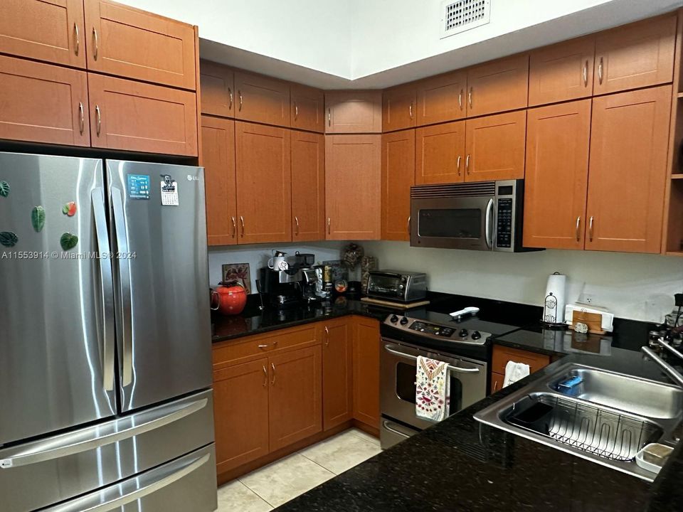 For Sale: $375,000 (2 beds, 2 baths, 875 Square Feet)