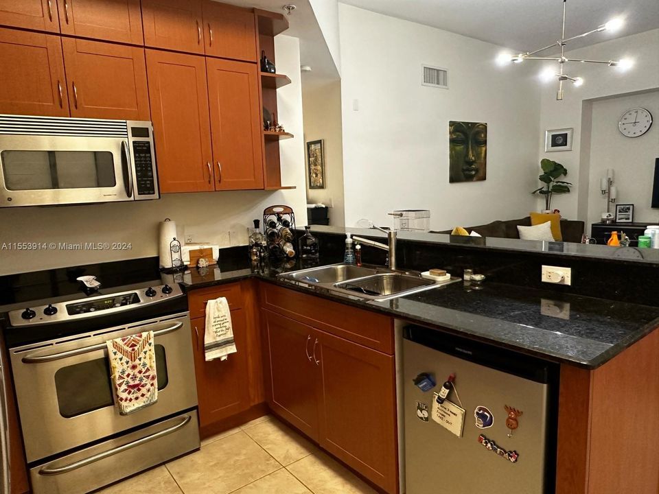 For Sale: $375,000 (2 beds, 2 baths, 875 Square Feet)