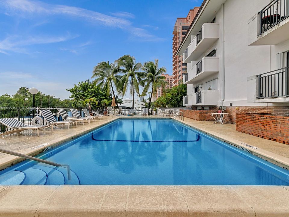 Recently Rented: $3,500 (2 beds, 2 baths, 1298 Square Feet)