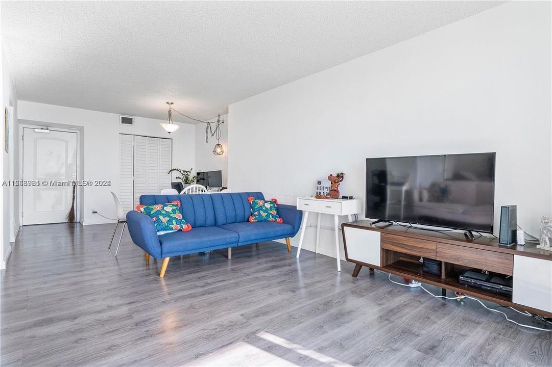 For Sale: $639,000 (2 beds, 2 baths, 1357 Square Feet)