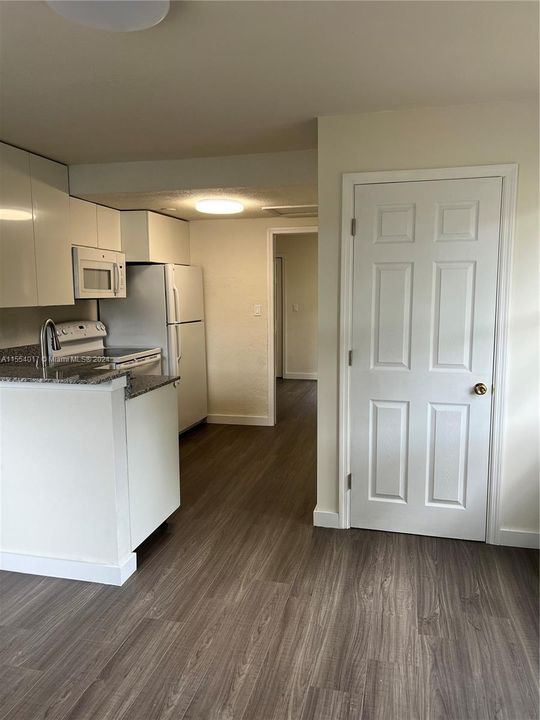 Active With Contract: $340,000 (2 beds, 1 baths, 434 Square Feet)