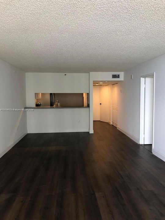 For Sale: $349,000 (1 beds, 1 baths, 860 Square Feet)