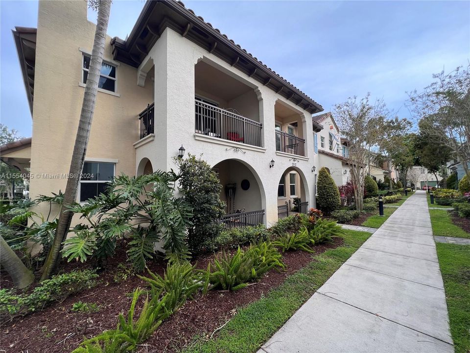 Active With Contract: $575,000 (3 beds, 2 baths, 1334 Square Feet)