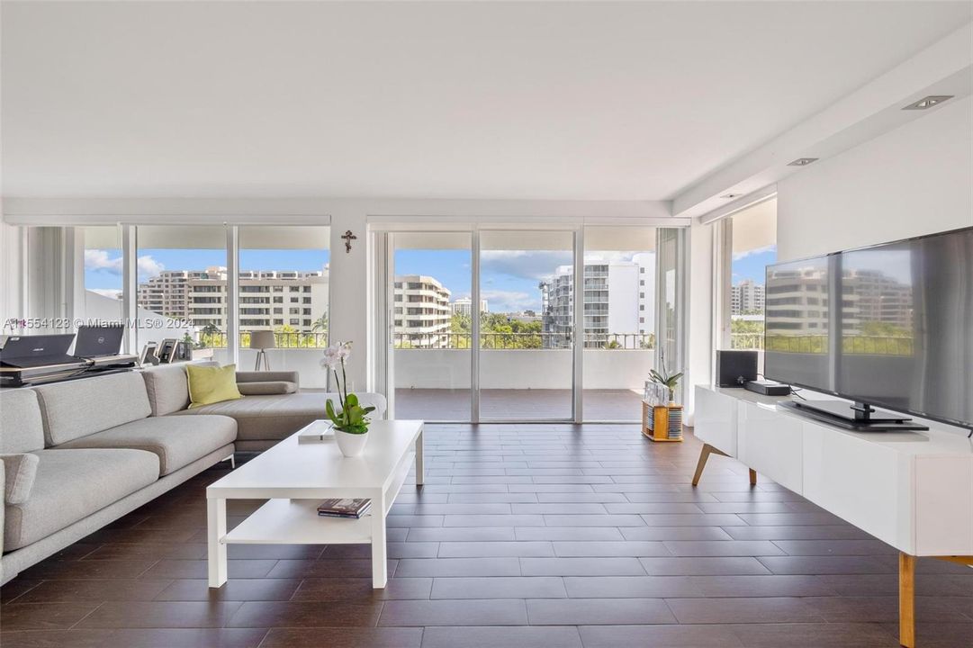 Active With Contract: $1,990,000 (3 beds, 2 baths, 1930 Square Feet)