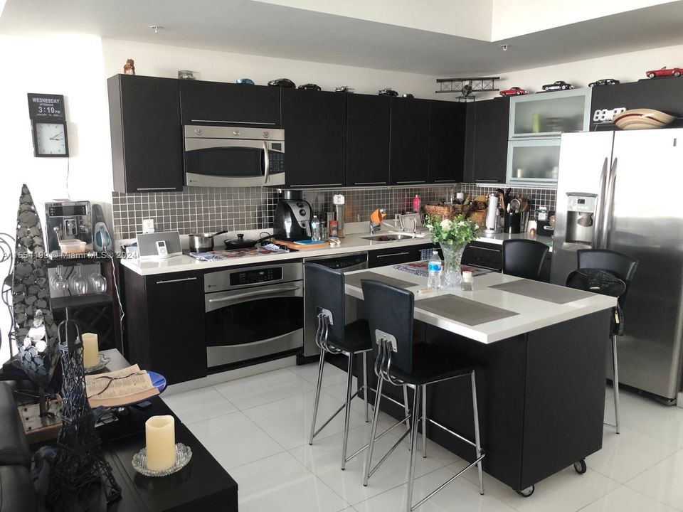 For Sale: $575,000 (2 beds, 2 baths, 1087 Square Feet)