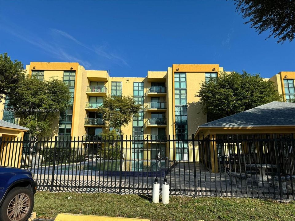 Active With Contract: $1,850 (1 beds, 1 baths, 708 Square Feet)