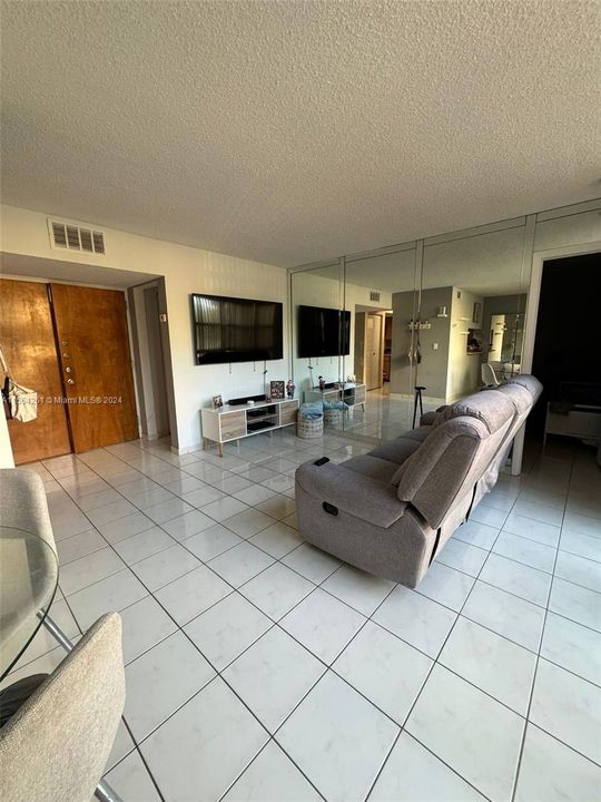 Active With Contract: $1,850 (1 beds, 1 baths, 708 Square Feet)