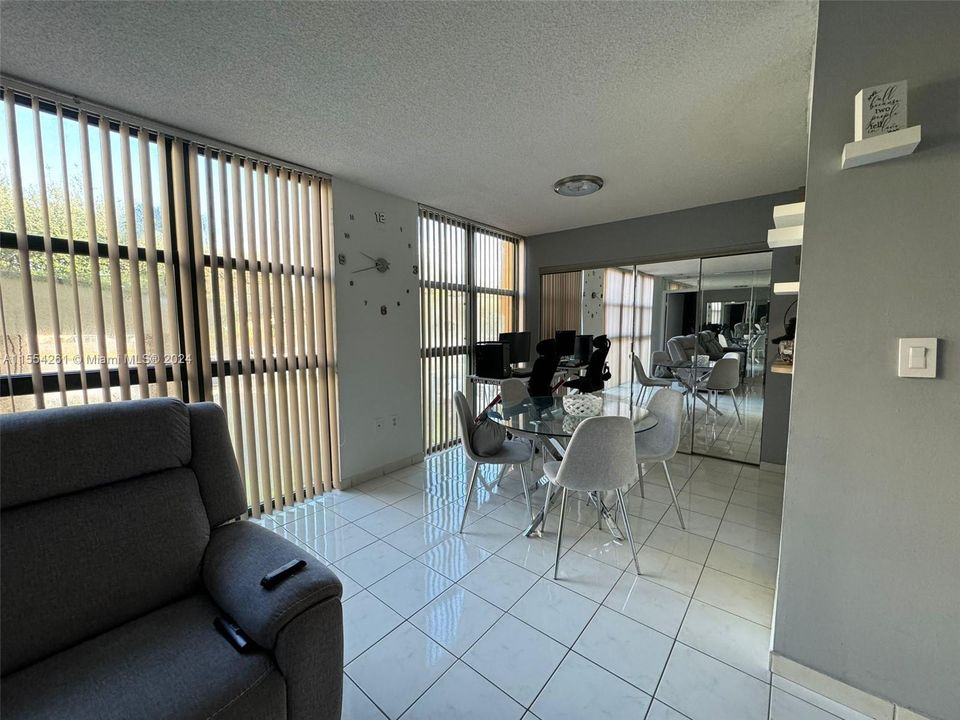 Active With Contract: $1,850 (1 beds, 1 baths, 708 Square Feet)