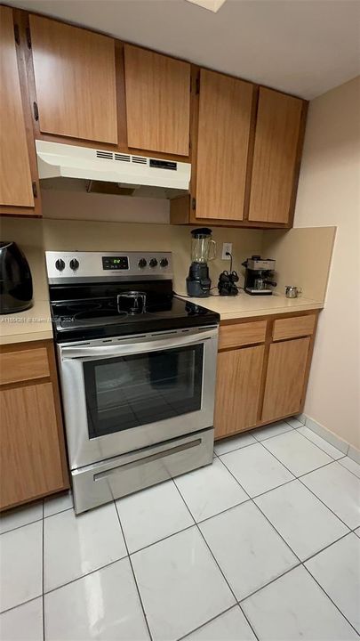 Active With Contract: $1,850 (1 beds, 1 baths, 708 Square Feet)