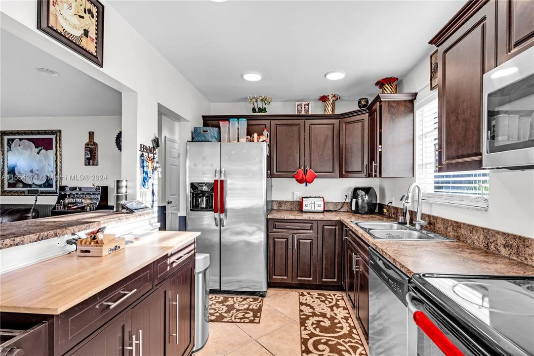 Active With Contract: $420,000 (3 beds, 2 baths, 1092 Square Feet)