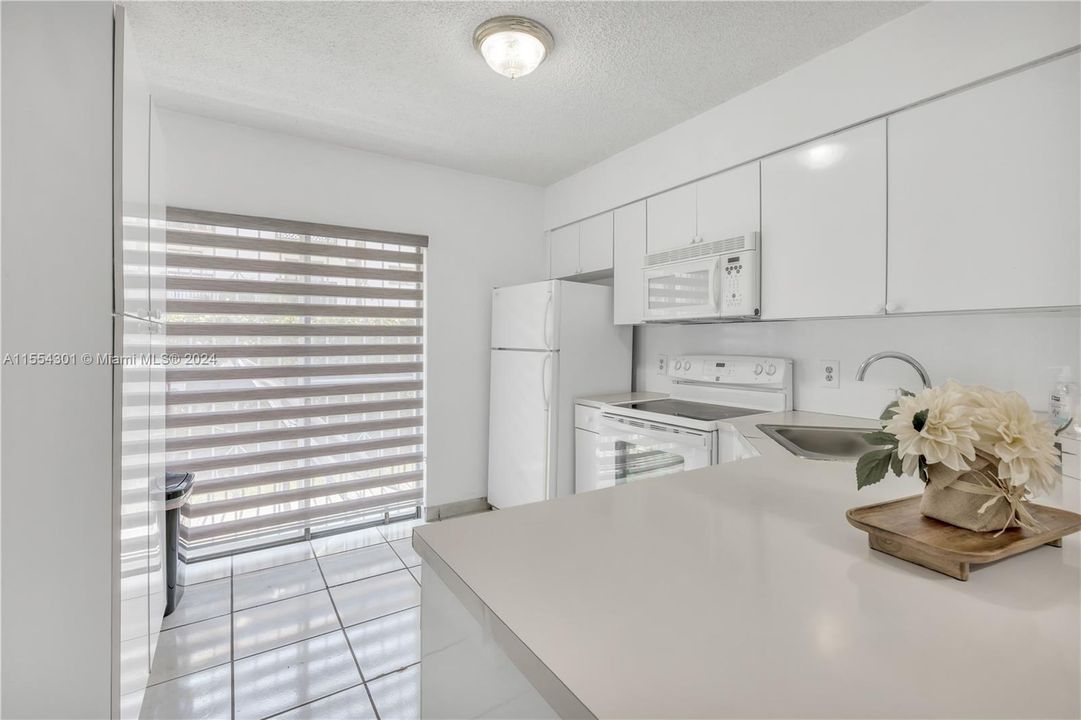 For Sale: $265,000 (2 beds, 2 baths, 812 Square Feet)