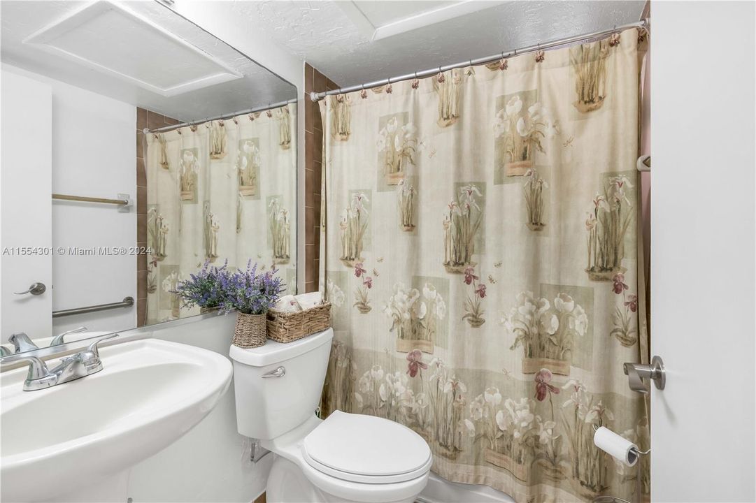 待售: $265,000 (2 贝兹, 2 浴室, 812 平方英尺)