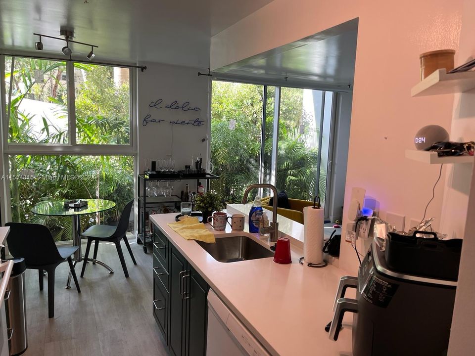 For Sale: $368,000 (1 beds, 2 baths, 820 Square Feet)