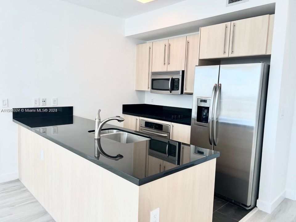 For Sale: $618,000 (2 beds, 2 baths, 1013 Square Feet)