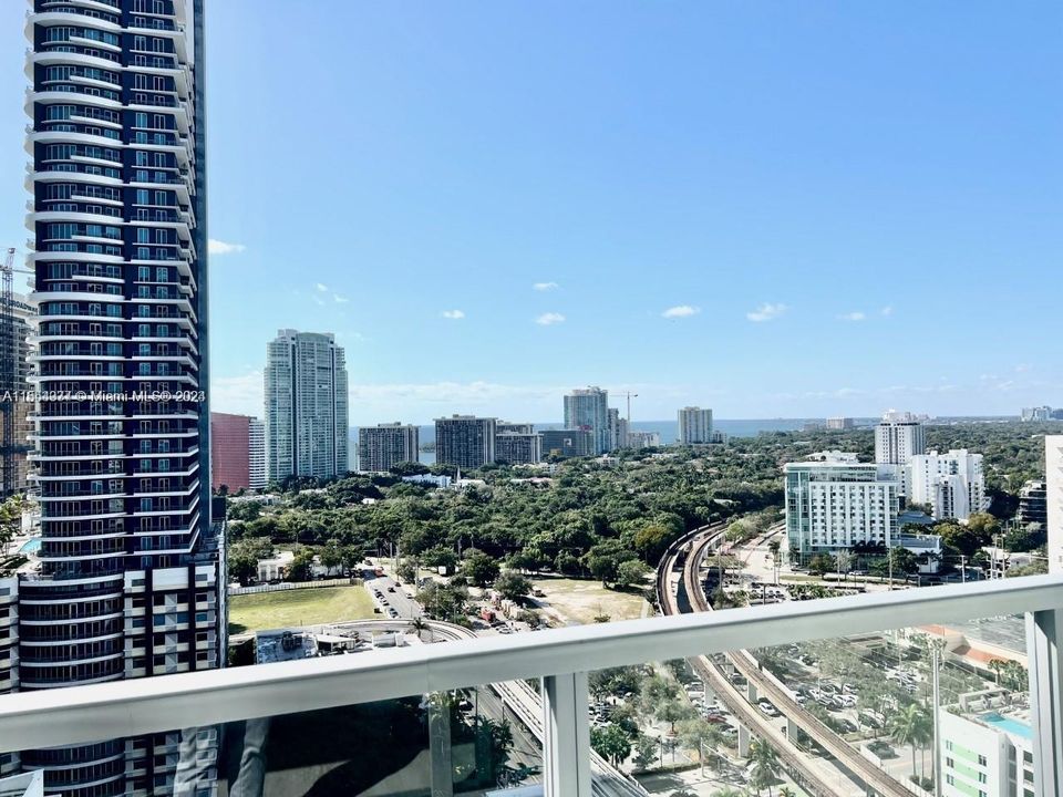For Sale: $618,000 (2 beds, 2 baths, 1013 Square Feet)