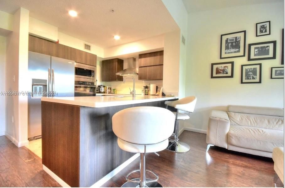 Recently Rented: $2,500 (2 beds, 1 baths, 818 Square Feet)