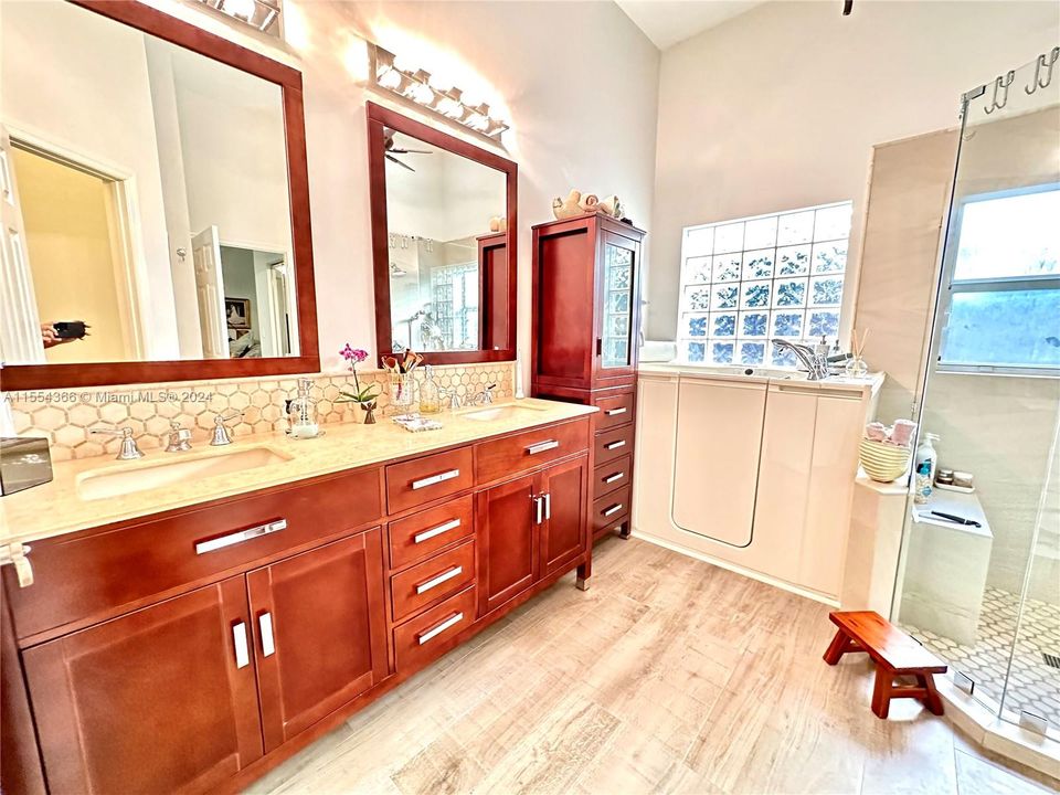 Recently Sold: $1,190,000 (4 beds, 2 baths, 2011 Square Feet)