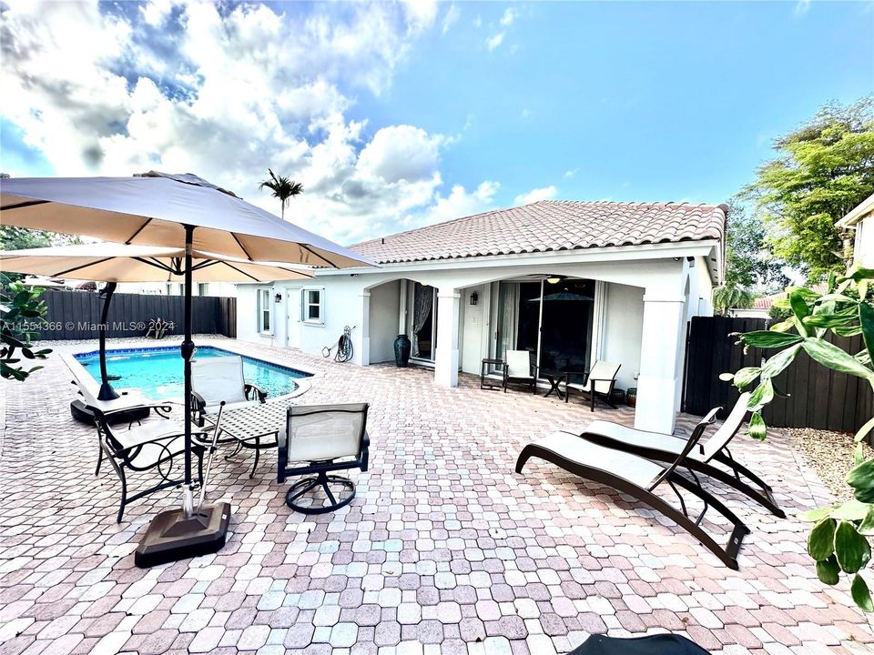 Recently Sold: $1,190,000 (4 beds, 2 baths, 2011 Square Feet)