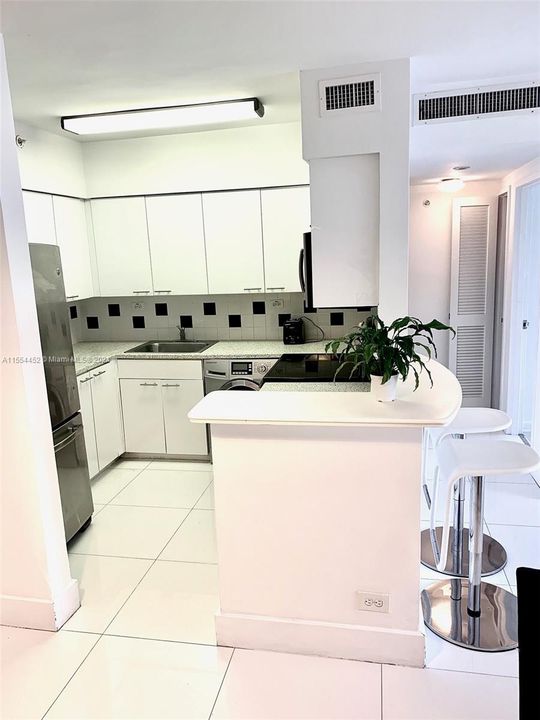 Recently Rented: $2,790 (1 beds, 1 baths, 726 Square Feet)