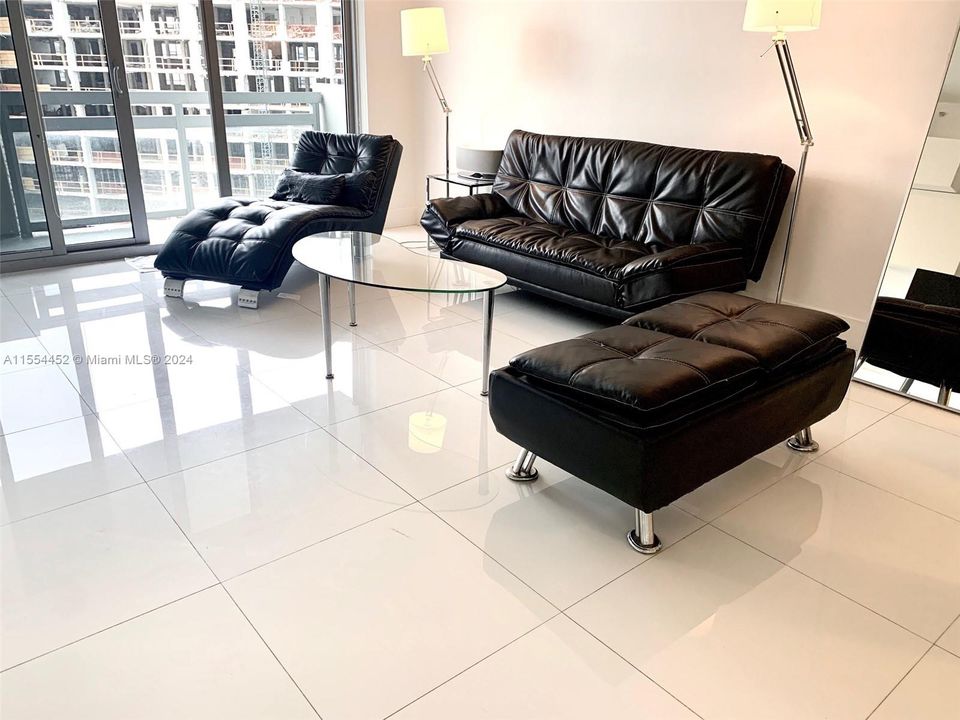 Recently Rented: $2,790 (1 beds, 1 baths, 726 Square Feet)