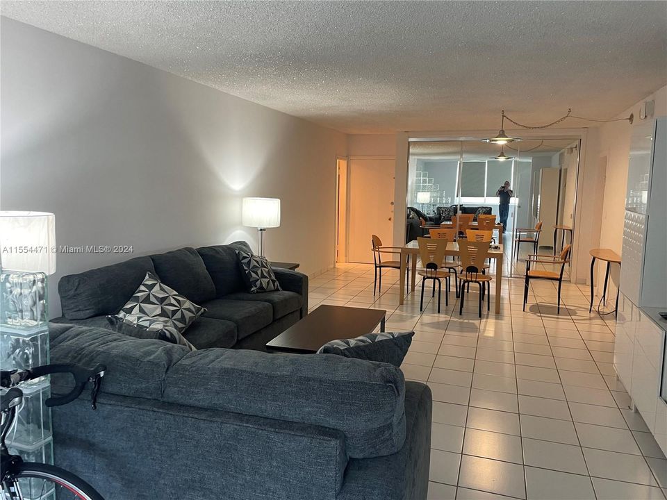 For Sale: $435,000 (1 beds, 1 baths, 938 Square Feet)