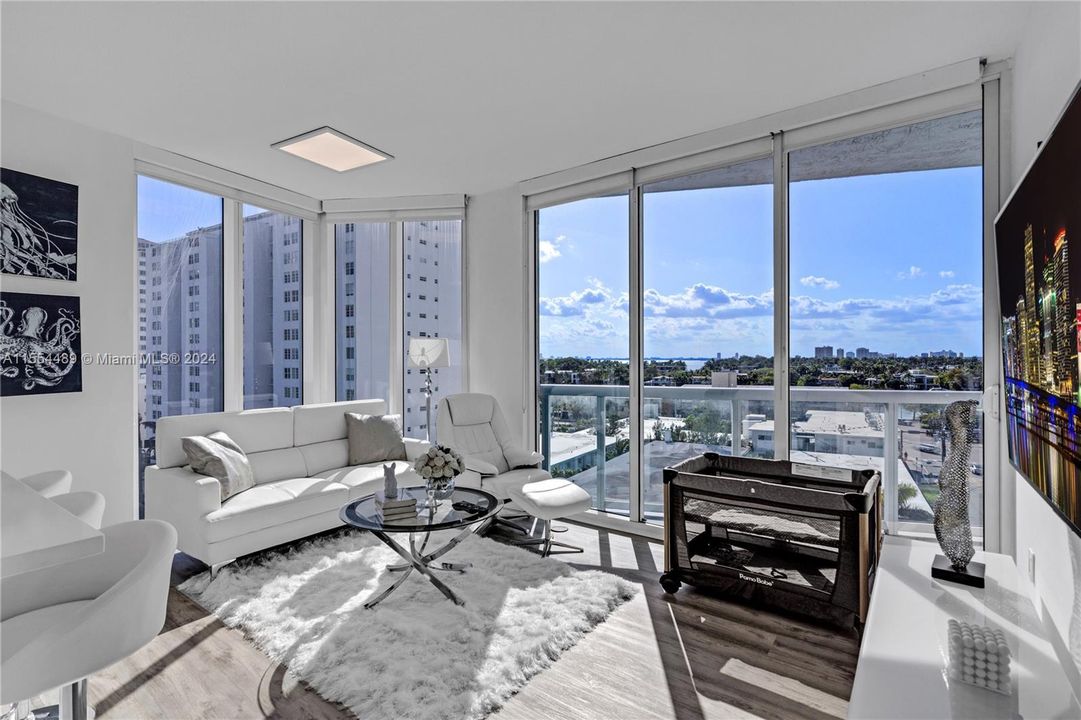 For Sale: $1,080,000 (2 beds, 2 baths, 1097 Square Feet)
