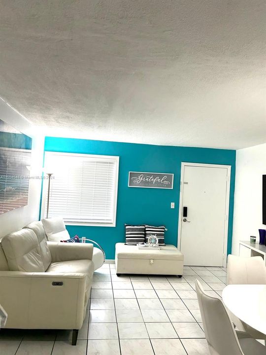 For Sale: $235,000 (1 beds, 1 baths, 729 Square Feet)