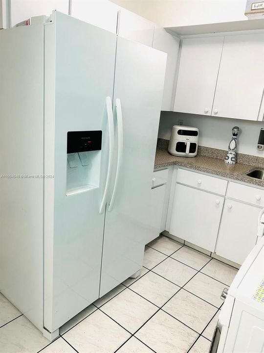 For Sale: $235,000 (1 beds, 1 baths, 729 Square Feet)