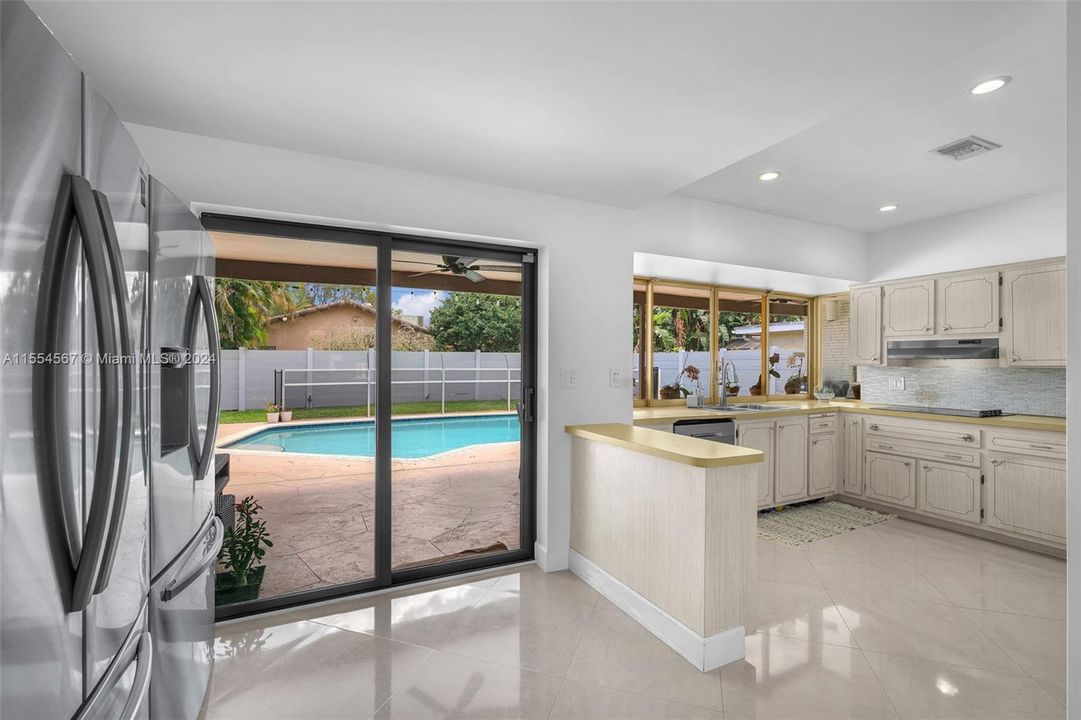 Recently Sold: $995,000 (3 beds, 2 baths, 2520 Square Feet)