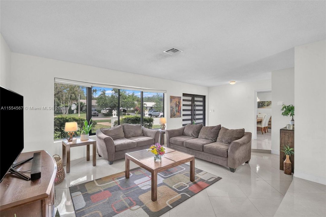 Recently Sold: $995,000 (3 beds, 2 baths, 2520 Square Feet)