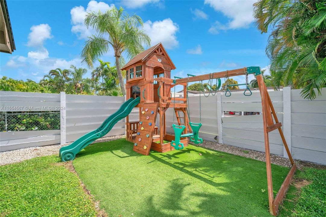 Recently Sold: $995,000 (3 beds, 2 baths, 2520 Square Feet)