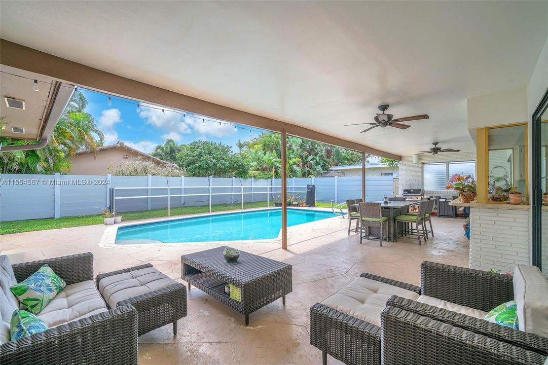 Recently Sold: $995,000 (3 beds, 2 baths, 2520 Square Feet)