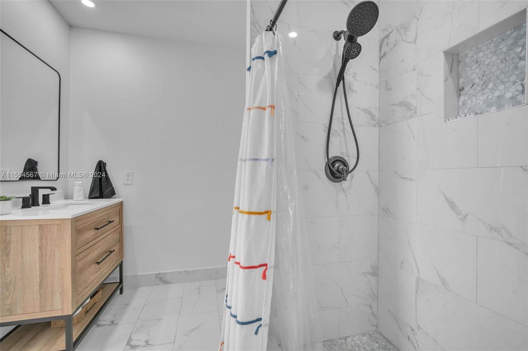 Recently Sold: $995,000 (3 beds, 2 baths, 2520 Square Feet)