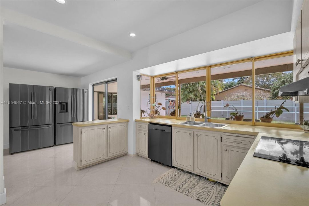 Recently Sold: $995,000 (3 beds, 2 baths, 2520 Square Feet)