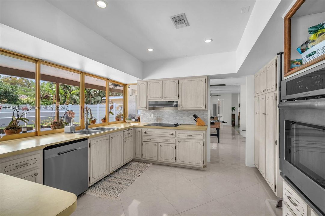 Recently Sold: $995,000 (3 beds, 2 baths, 2520 Square Feet)