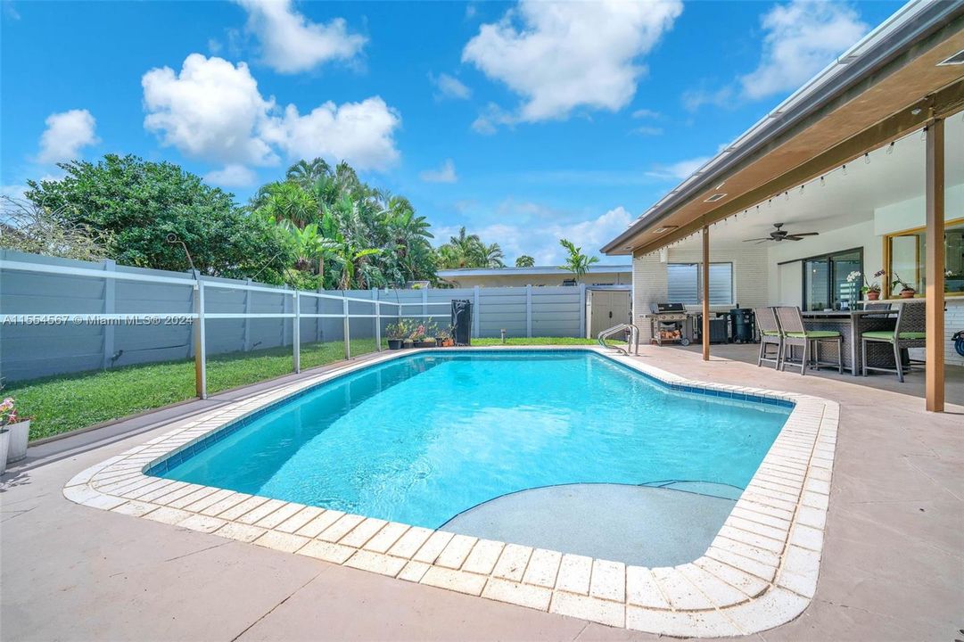 Recently Sold: $995,000 (3 beds, 2 baths, 2520 Square Feet)