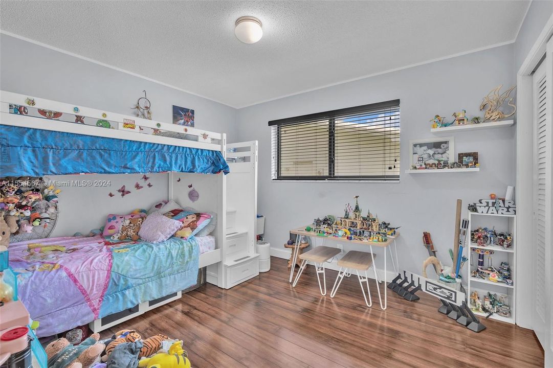 Recently Sold: $995,000 (3 beds, 2 baths, 2520 Square Feet)