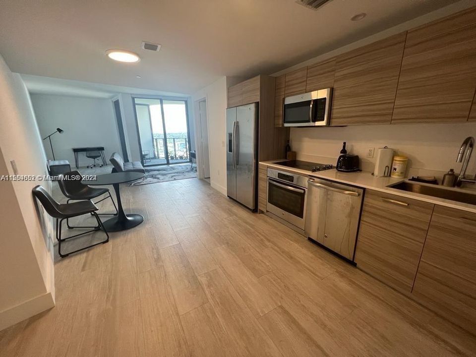 For Sale: $499,900 (1 beds, 1 baths, 681 Square Feet)