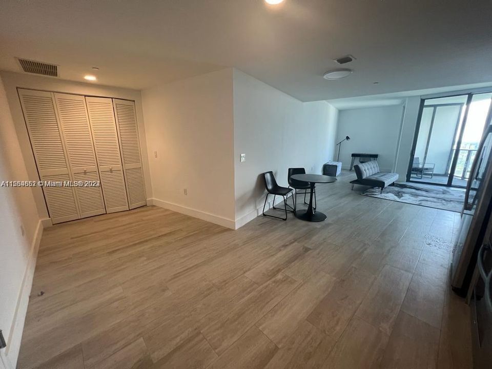 For Sale: $499,900 (1 beds, 1 baths, 681 Square Feet)