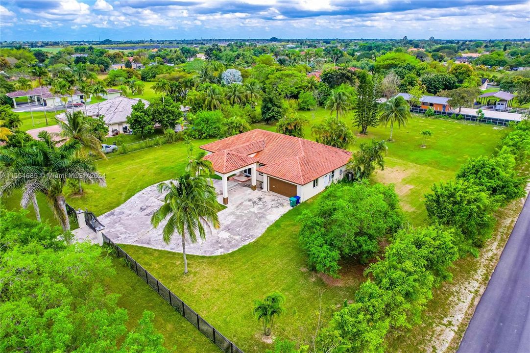 For Sale: $1,100,000 (3 beds, 2 baths, 2831 Square Feet)