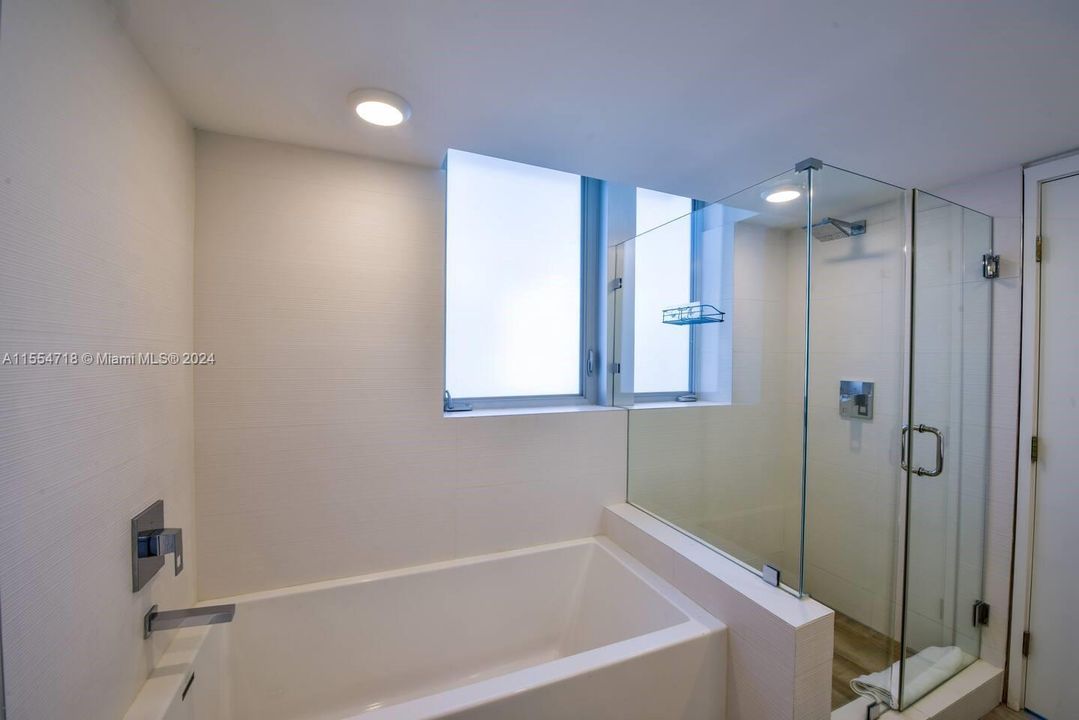 For Sale: $1,149,000 (2 beds, 2 baths, 1303 Square Feet)