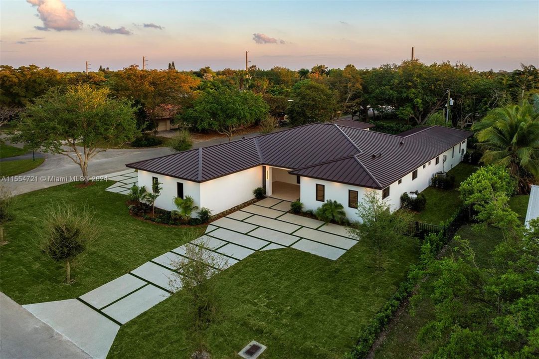 Recently Sold: $3,750,000 (5 beds, 5 baths, 3823 Square Feet)