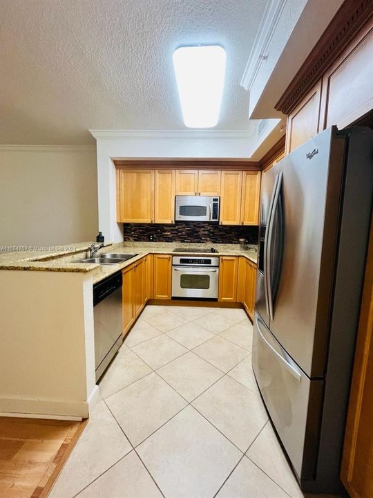 For Sale: $269,000 (1 beds, 1 baths, 744 Square Feet)