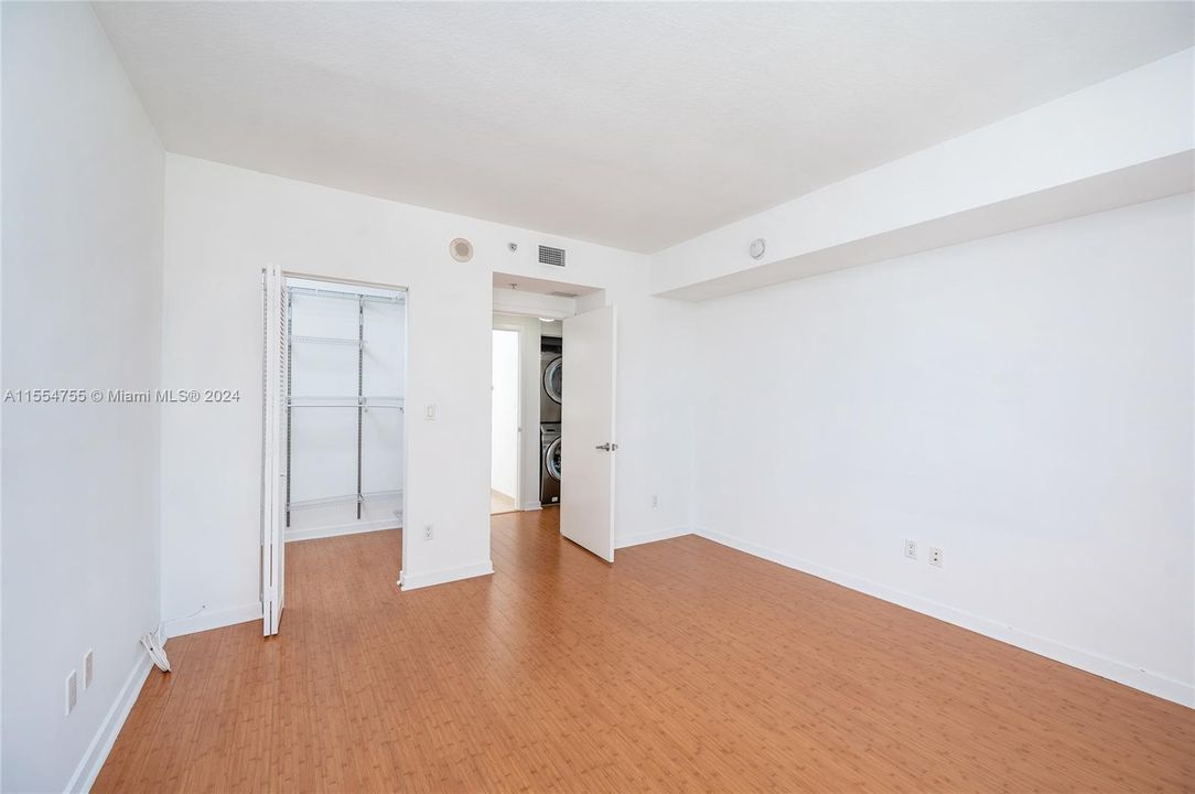 For Sale: $490,000 (1 beds, 1 baths, 846 Square Feet)