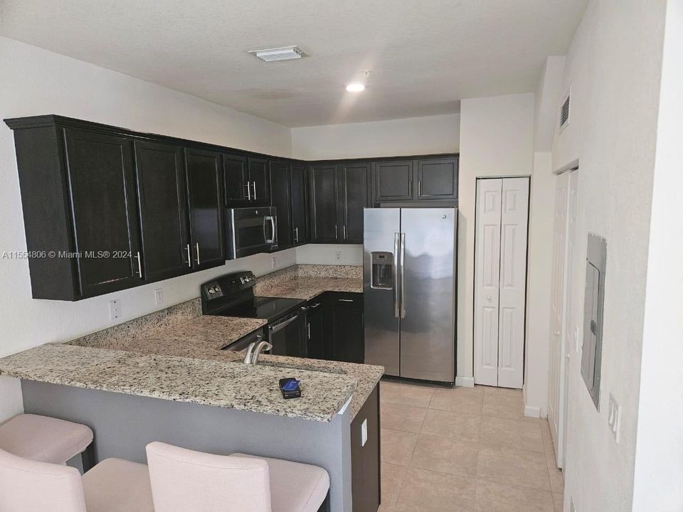 For Rent: $2,700 (2 beds, 2 baths, 1121 Square Feet)