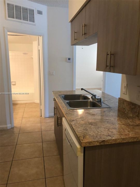 Active With Contract: $225,000 (1 beds, 1 baths, 715 Square Feet)