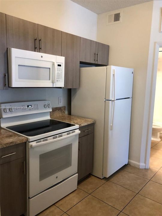 Active With Contract: $225,000 (1 beds, 1 baths, 715 Square Feet)