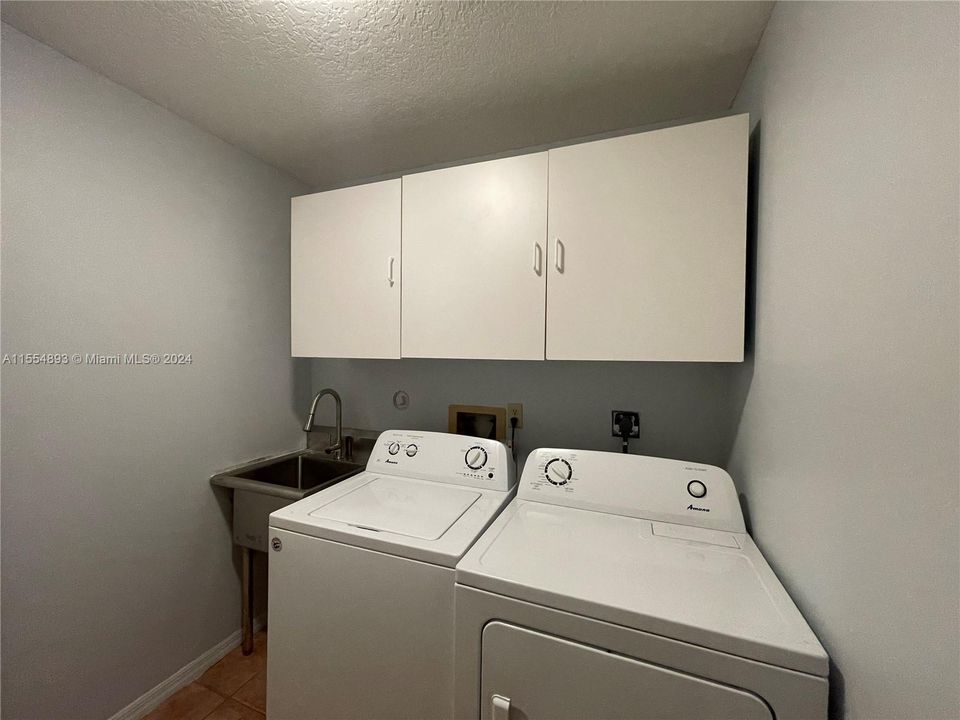 Recently Rented: $3,950 (3 beds, 2 baths, 1580 Square Feet)