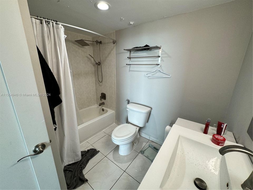 For Sale: $435,000 (1 beds, 1 baths, 975 Square Feet)