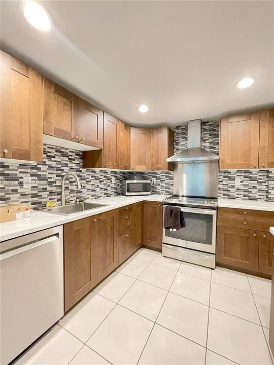 For Sale: $435,000 (1 beds, 1 baths, 975 Square Feet)